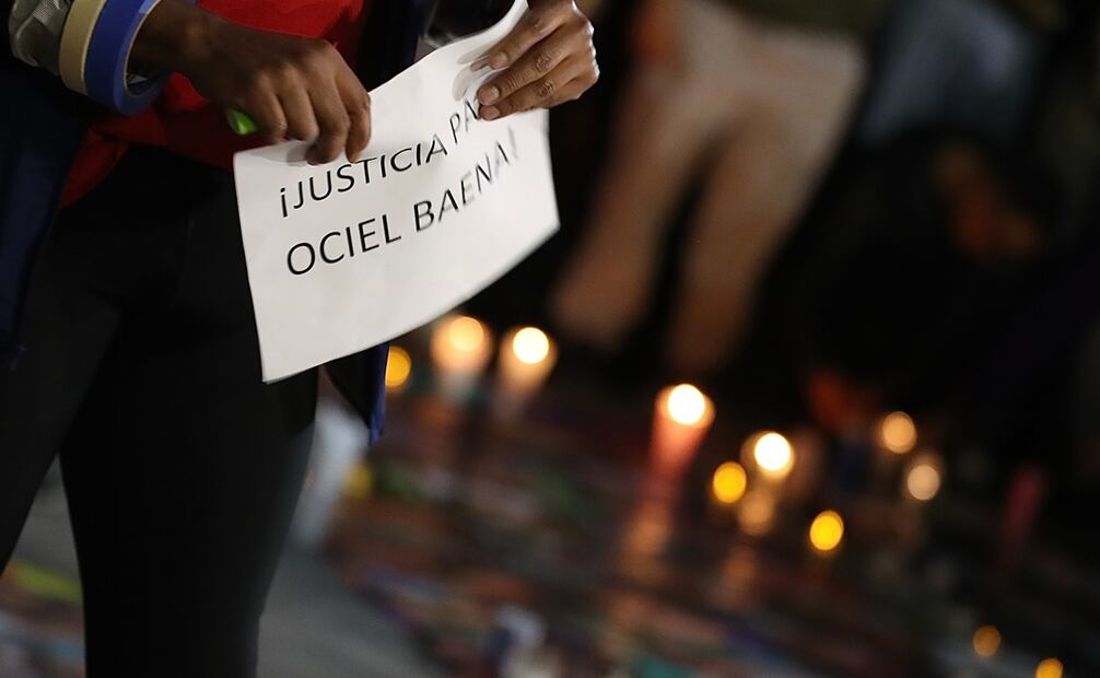 Una multitud se reunió en la Estela de Luz para homenajear a Jesús Baena. Foto: Berenice Fregoso / EL UNIVERSAL
