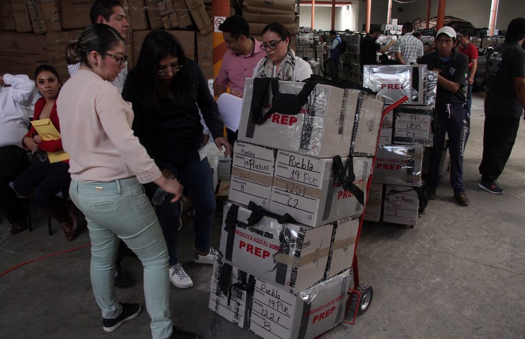 Traslado de paquetes electorales de Puebla hacia la Ciudad de México (FOTOS: OMAR CONTRERAS. EL UNIVERSAL))