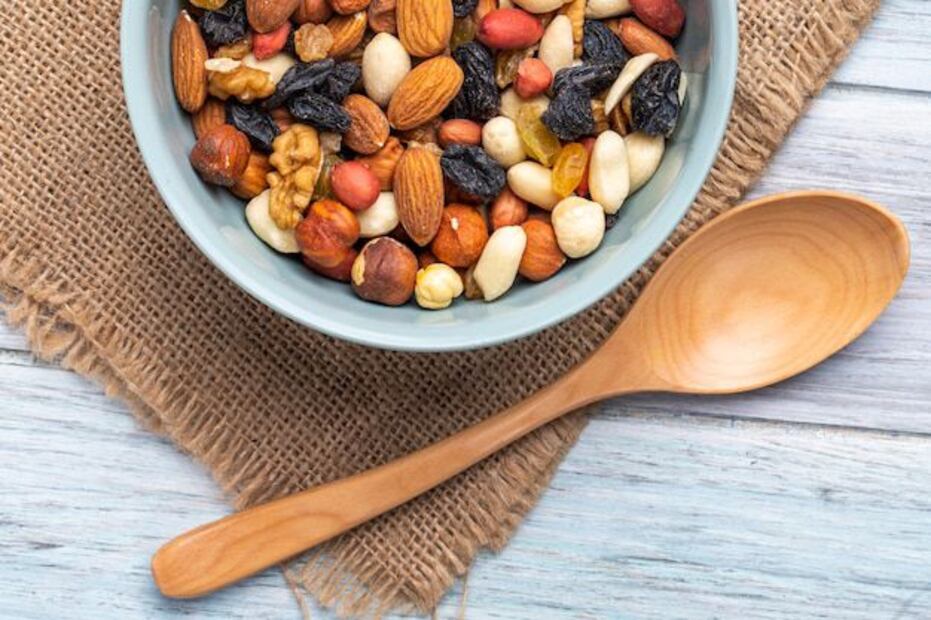 Lavar los frutos secos antes de consumirlos es una práctica sencilla pero efectiva para minimizar los riesgos a la salud. Fuente: Freepik.
