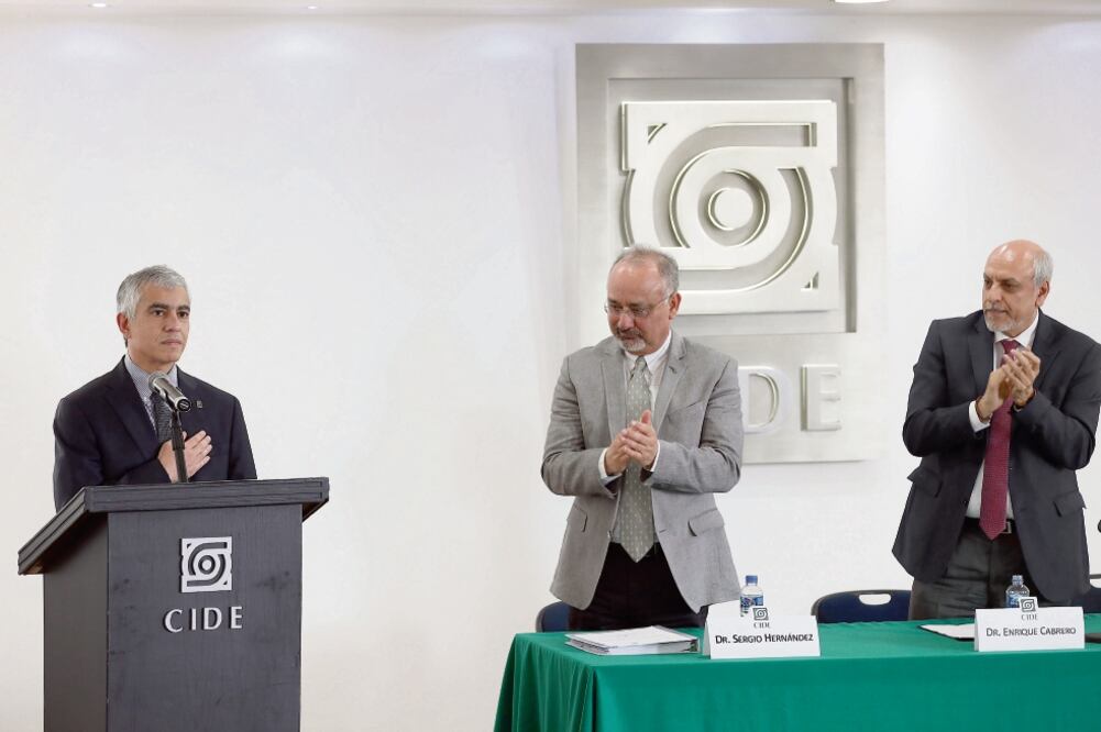Sergio López Ayllón (izq.), quien tomó posesión por segunda ocasión como director general del CIDE, dijo que este nuevo comienzo es una oportunidad de consolidar al instituto como un espacio riguroso, responsable y libre. (JUAN CARLOS REYES. EL UNIVERSAL)