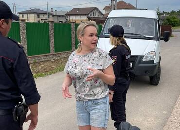 Detienen en Rusia a periodista que interrumpió programa de TV en protesta por guerra