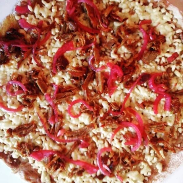 Prueba la pizza de suadero, carnitas o chicharrón 