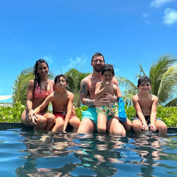 Lionel, Antonella y sus hijos. Fuente: Instagram @leomessi