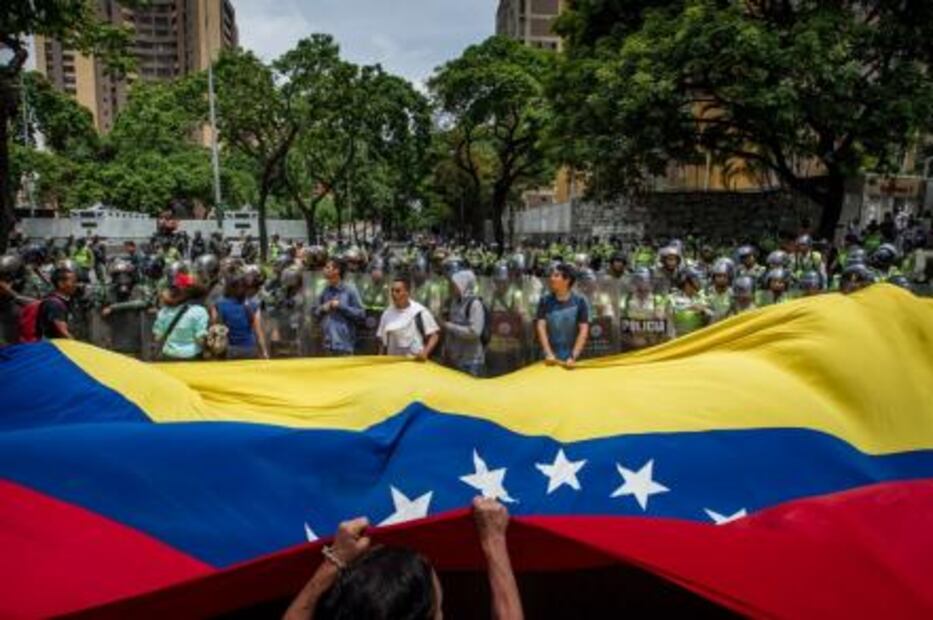 Policía reprime marcha opositora en Venezuela