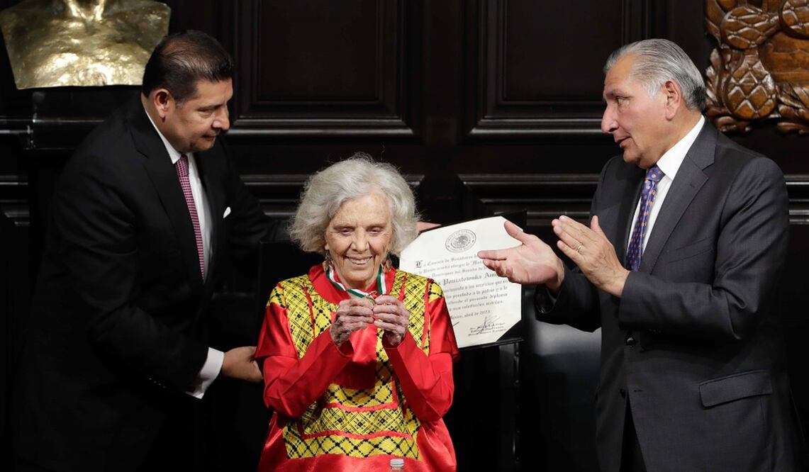 La escritora y periodista Elena Poniatowska recibió la medalla Belisario Domínguez en la antigua sede del Senado de la República Xicoténcatl. 
Foto: EL UNIVERSAL / Diego Simón Sánchez