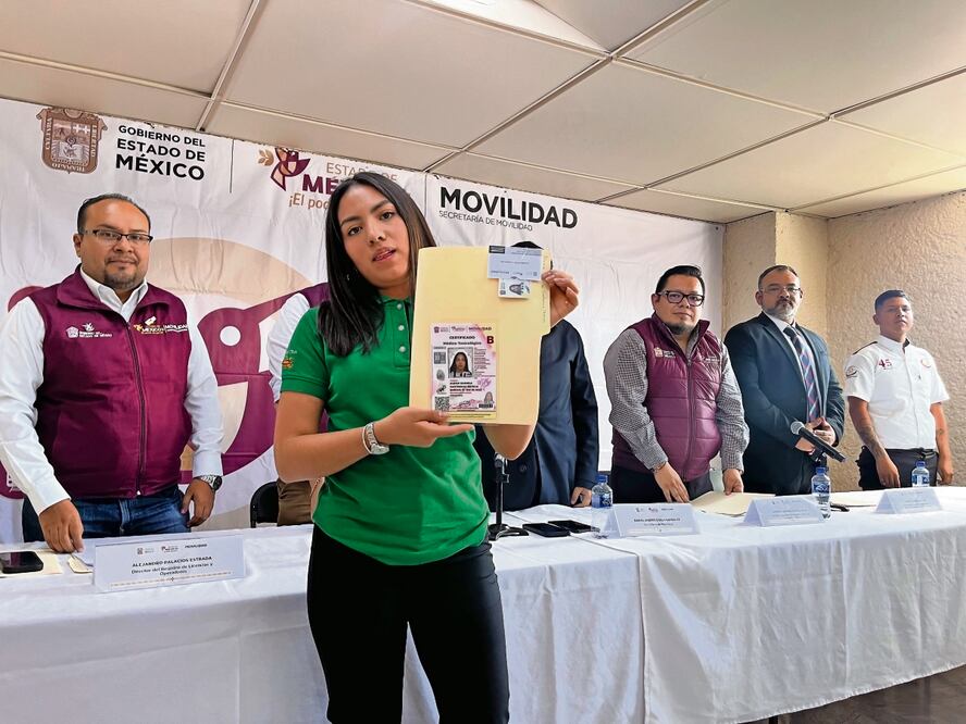 Alexia Contreras maneja una camioneta en Nicolás Romero hacia Cuatro Caminos o Tlalnepantla. Aprendió a conducir a los 15 años. Foto: de Arturo Contreras. El Universal