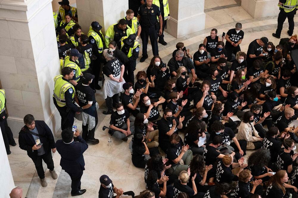 Miembros de la comunidad judía estadounidense protestan, dentro del edificio Cannon, en el Capitolio, en Washington, contra la operación militar israelí en Gaza. Foto: AFP
