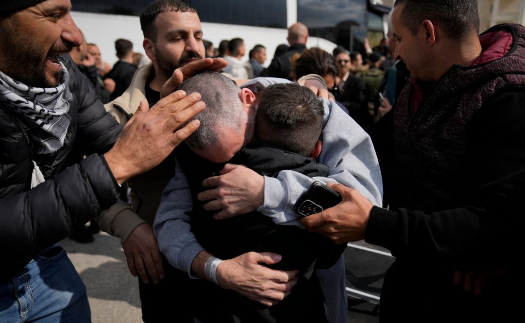 Presos palestinos son recibidos al bajar de un bus de Cruz Roja tras su liberación de una cárcel israelí en virtud del acuerdo de alto el fuego entre Israel y Hamas. Foto: AP
