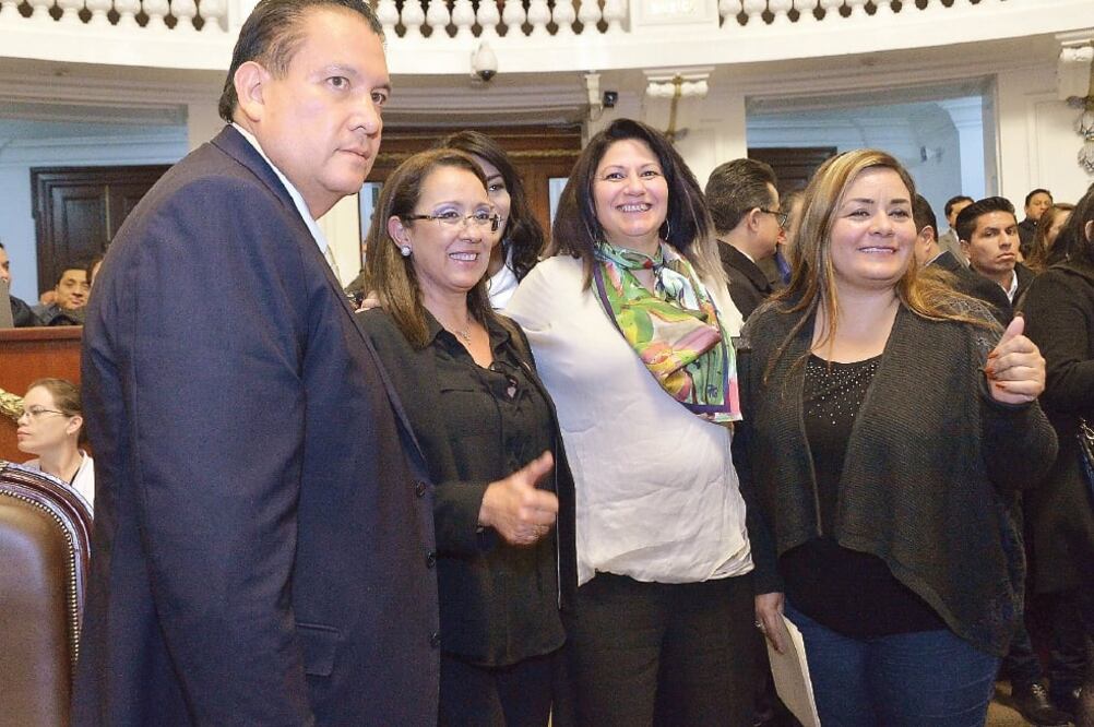 La presidenta de la Comisión de Atención a Grupos Vulnerables de la Asamblea, Elizabeth Mateos (final derecha), señaló que habrá un acceso efectivo a la justicia con la atención a necesidades específicas de las víctimas (CORTESÍA)