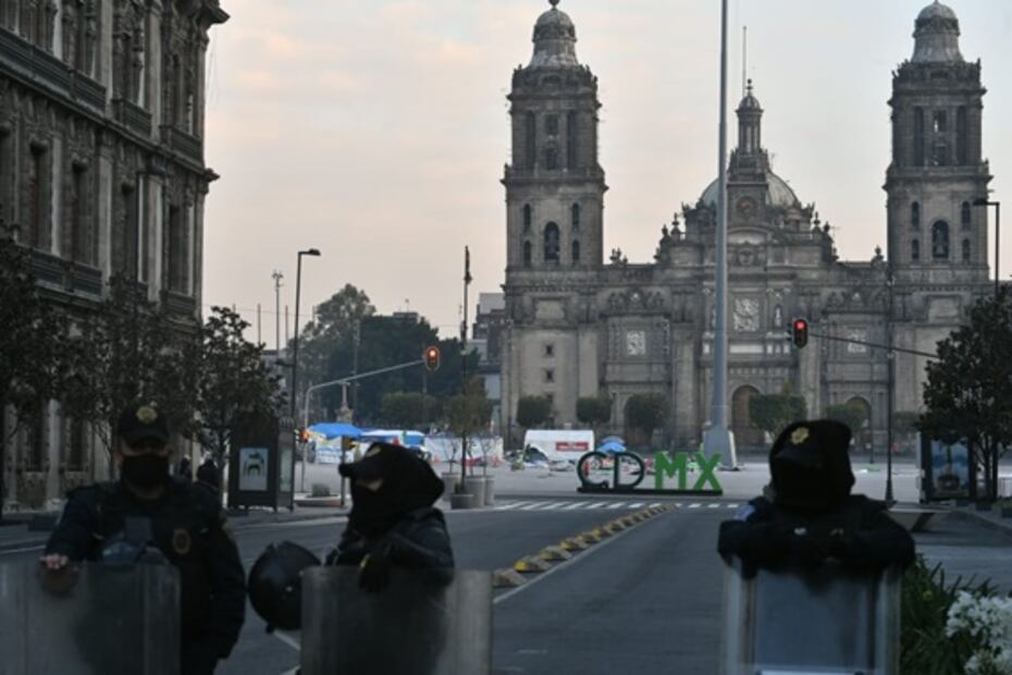 Así amanece la plancha del Zócalo tras el retiro de casas de campañas del Frente Anti AMLO