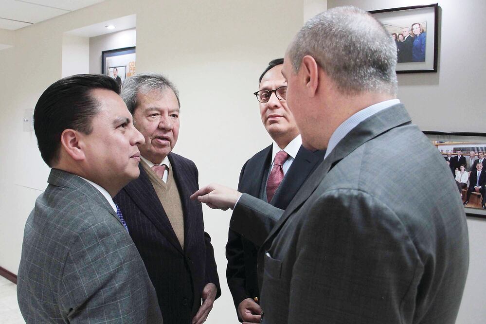 En la imagen dialogan (de izquierda a derecha) Manuel Granados, Porfirio Muñoz Ledo, Jorge Islas y Miguel Carbonell durante la realización del encuentro sobre la Constitución de la Ciudad de México (JUAN BOITES. ELUNIVERSAL)