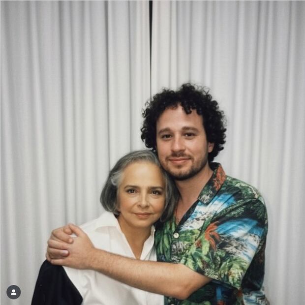 Ana Martín compartió una foto hecha con IA al lado de Luisito Comunica. Foto: Instagram @anamartin