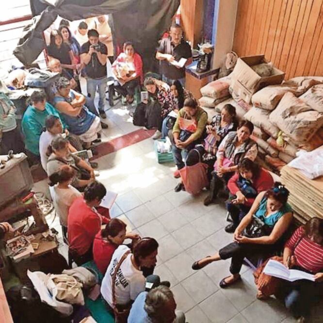 César Cravioto Romero, titular de la Comisión para la Reconstrucción, y representantes de la constructora CAS presentaron a los condóminos del 1-C el programa de obra para reponer las viviendas de los afectados por 19-S. FOTO: ESPECIAL