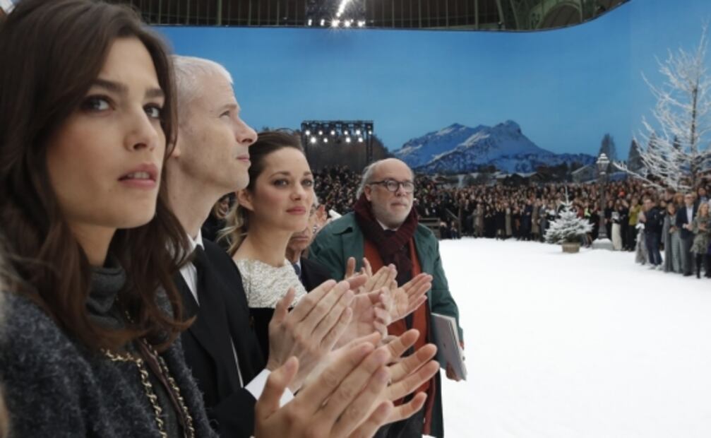 Penélope Cruz y otras celebridades despiden a Lagerfeld en la pasarela