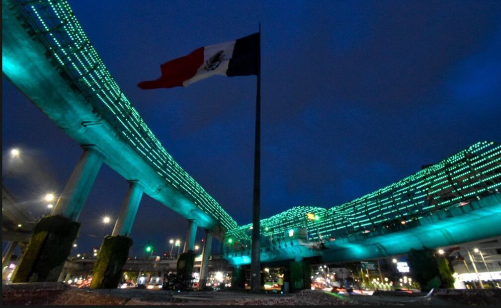 Edificios y monumentos de la Ciudad de México son iluminados de color verde por el inicio de la cuenta regresiva del Mundial de futbol 2026, el miércoles 11 de junio de 2025, que se inaugurará dentro de un año en el estadio Azteca. Foto: especial
