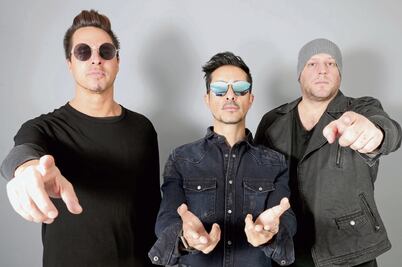 Moenia guarda su distancia