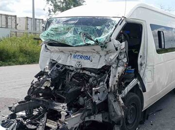 Rescatan a conductor tras quedar prensado luego de estrellarse contra tráiler en la vía Mérida-Progreso