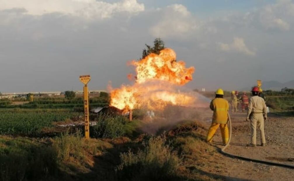 Deciden hacer un incendio controlado para contener fuga en ducto de Pemex perforado por huachicoleros