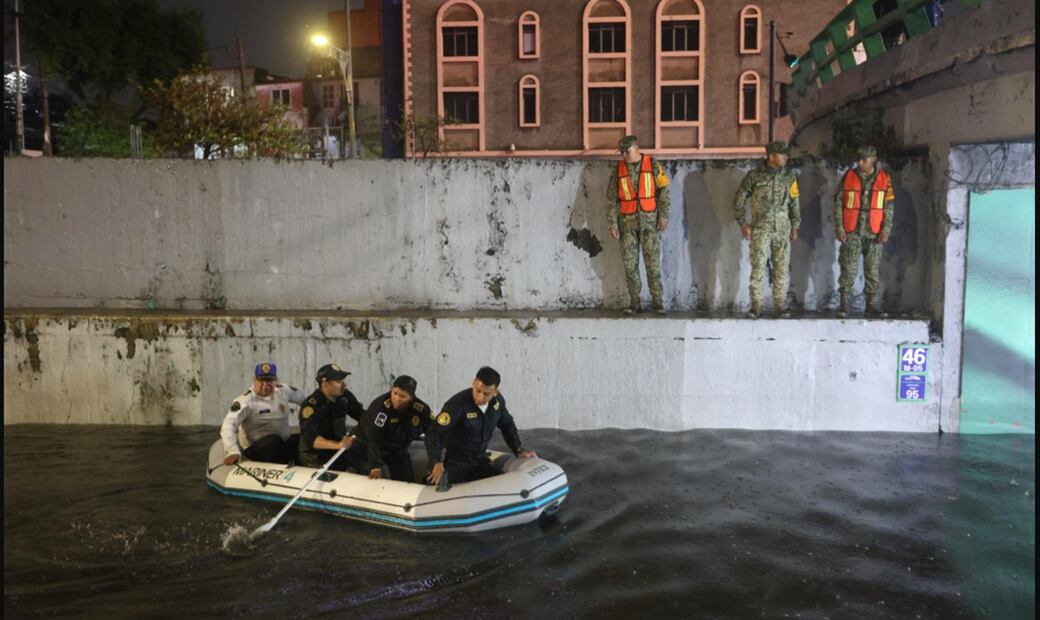 Policías de la CDMX laboran en el rescate de más de 20 vehículos que quedaron atrapados en el bajo puente de Viaducto Río de la Piedad al cruce con Francisco del Paso y Troncoso, tras las fuertes lluvias que se registraron, el 2 de junio de 2025. Foto: Valente Rosas/EL UNIVERSAL