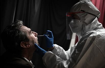 Tos y dolor de garganta ¿Cómo saber si debo realizarme una prueba Covid? La UNAM te explica