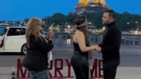 TikTok: Suegra interrumpe romántica pedida de mano en París y la destrozan en la red
