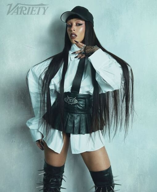 Doja Cat seduce con impactantes looks de transparencias y piel