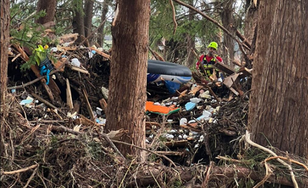 Rescatistas de Acuña, Coahuila, trabajan este martes en el estado de Texas, Estados Unidos, afectado por severas inundaciones el fin de semana. El equipo logró rescatar un cuerpo que se encontraba debajo de los escombros y sedimento, el martes 8 de julio de 2025. Foto: especial
