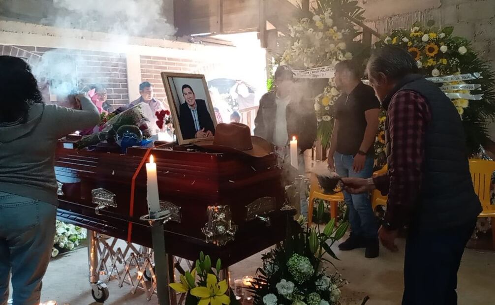 Cientos de indígenas despiden a Carlos Mezhua; "Seguiremos su legado", afirma su hijo.
Foto: Especial.