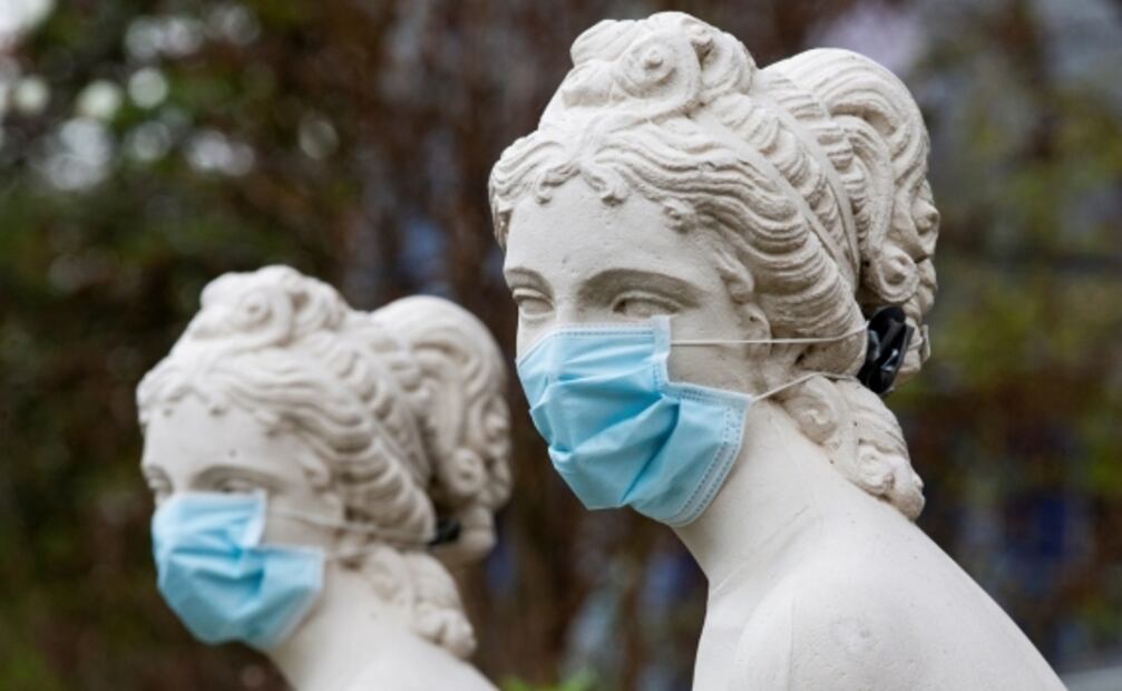 Estatuas del mundo se protegen del coronavirus