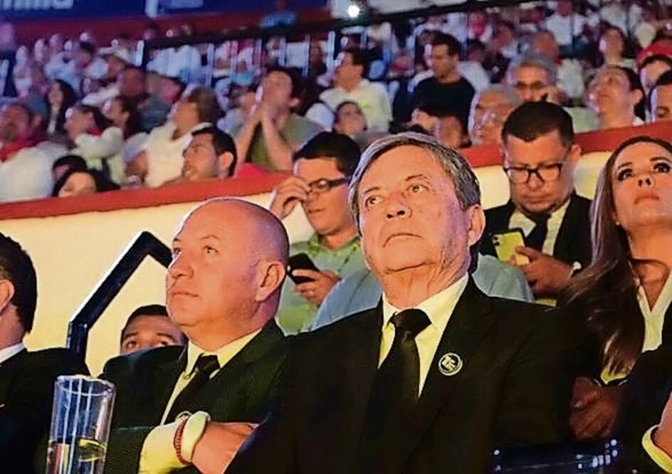 El titular de Salud en Agua scalientes, Rubén Galaviz (der.), ha sido señalado de minimizar la crisis de medicamentos. Foto: Especial