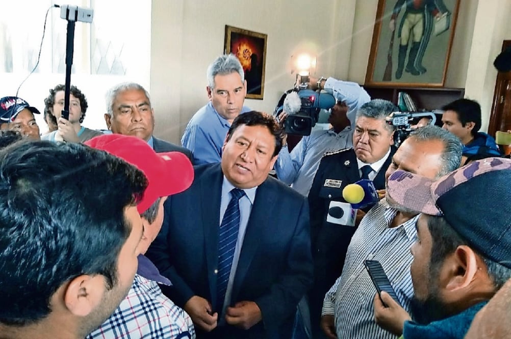 Un grupo de pirotécnicos expresó al alcalde de Tultepec, Armando Portuguez, su temor a los cateos que realizan autoridades federales y la Sedena en La Saucera, así como a los talleres clandestinos (ALMA RÍOS. EL UNIVERSAL)