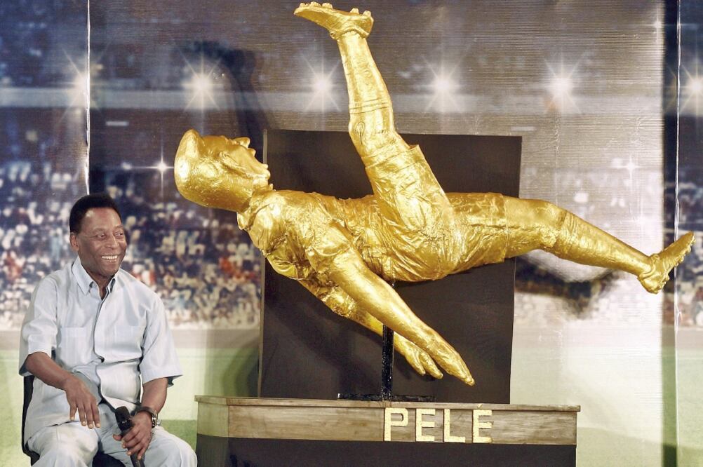 El ex futbolista apareció junto a una estatua en su honor frente a estudiantes en Calcuta (RUPAK DE CHOWDHURI. REUTERS)