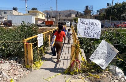 Vecinos reabren puente en Chimalhuacán pese a peligro; piden que no pasen motos