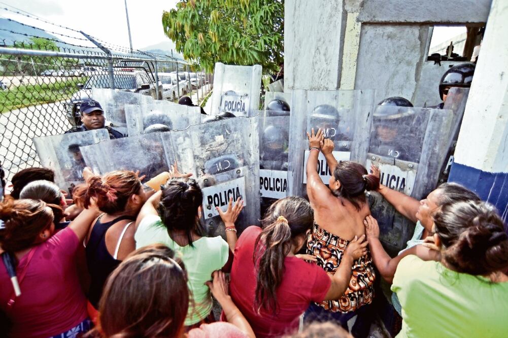 Tras 10 horas de haber ocurrido la riña, familiares de los reos esperaban afuera del penal información de sus parientes. Ante la falta de ésta, comenzaron a forcejear con los policías estatales (FOTOS: SALVADOR CISNEROS. EL UNIVERSAL)