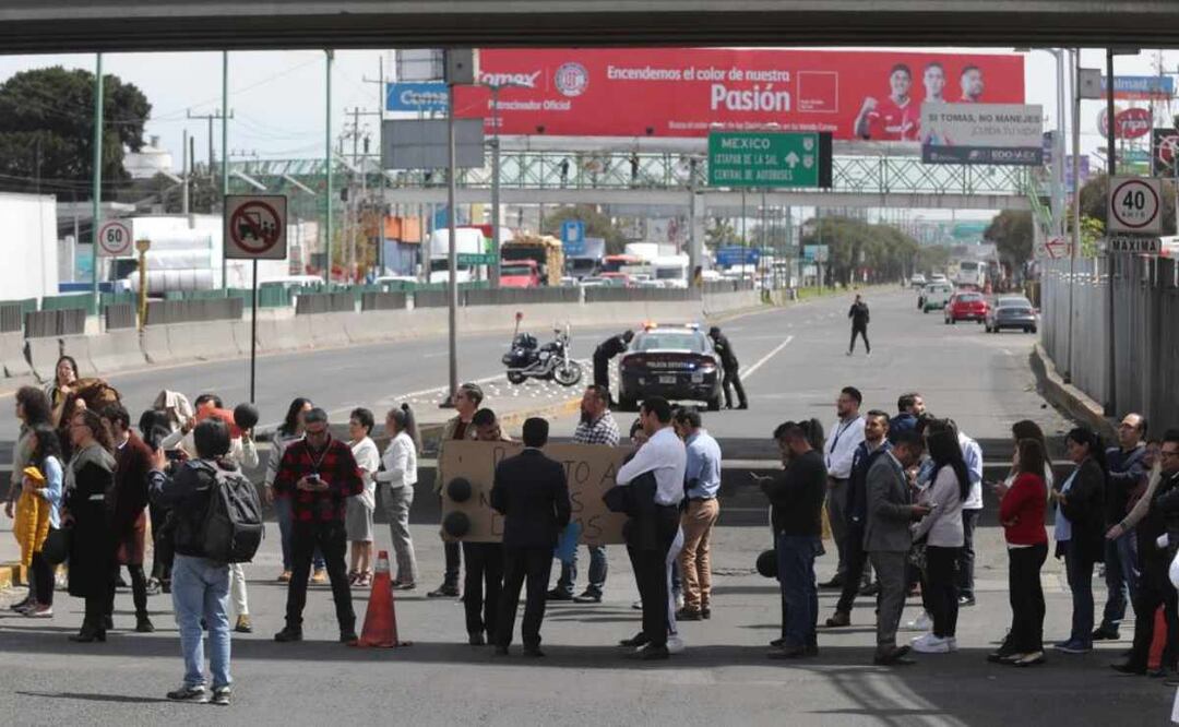 “¡Respeto a la división de poderes e independencia judicial!”, es la demanda que externaron en mantas, mientras impiden el paso de vehículos del transporte público de pasajeros al paradero Norte del Metro Cuatro Caminos. Foto: Jorge Alvarado. EL UNIVERSAL