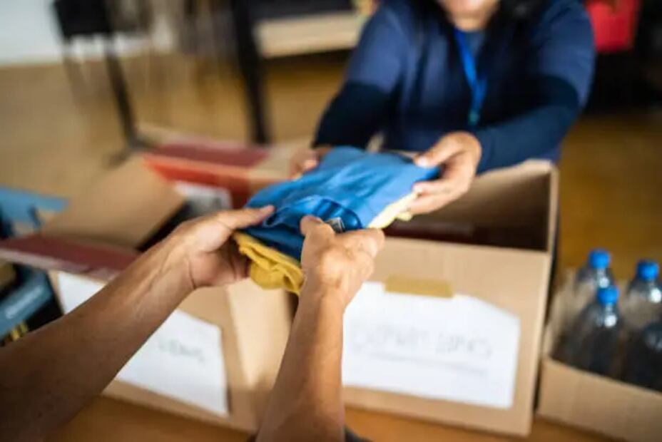 Realiza trueques de ropa en bazares. Foto: Unsplash
