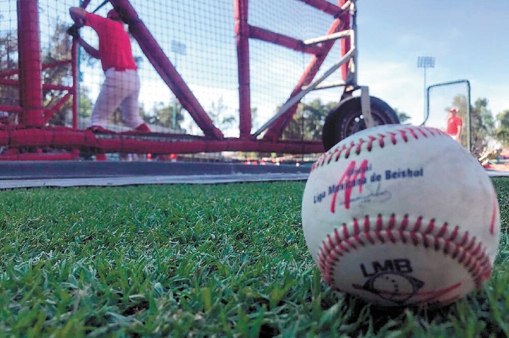 Equipos de la LMB siguen entrenando y jugando con la esférica de la temporada pasada (ARIEL VELÁZQUEZ. EL UNIVERSAL)