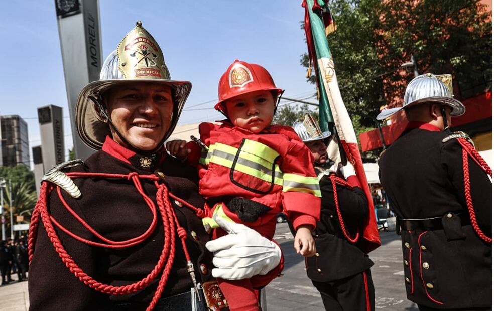 Desfile de bomberos en la Ciudad de México. Foto: Gabriel Pano/EL UNIVERSAL