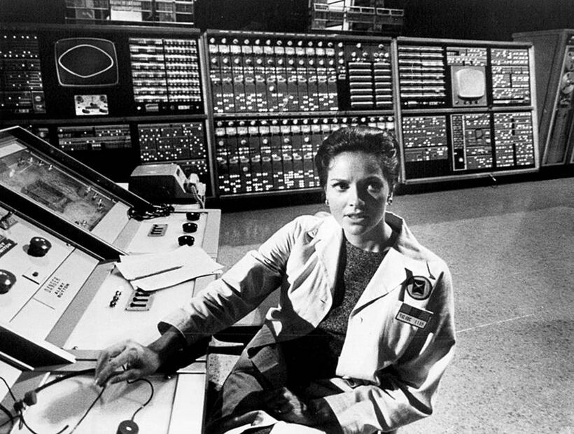 Foto de la actriz Lee Meriwether interpretando a la Dra. Ann MacGregor de la serie de televisión El Túnel del Tiempo. Foto: ABC Television, Wikimedia Commons/ Especial.