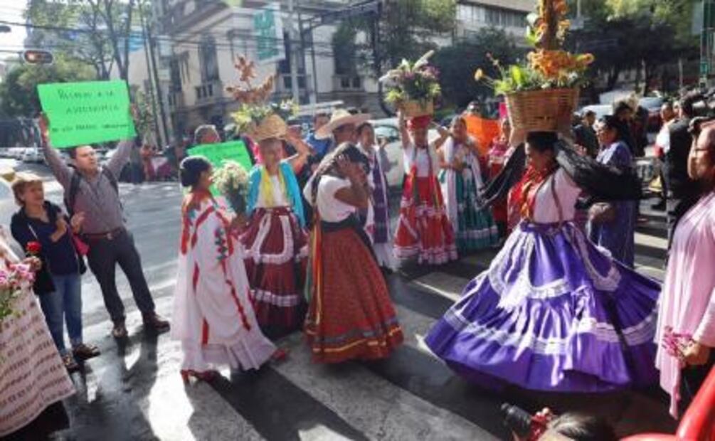 Con baile y tambora, oaxaqueños piden apoyo a AMLO