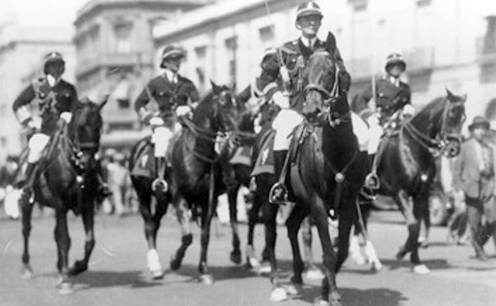 Elementos de la policía montada en 1935. El “Día del Policía” primero se pensó para los elementos del nivel más bajo -gendarmes-, pero con el tiempo se amplió a los agentes de oficina, jefes y comandantes. Foto: Mediateca INAH.