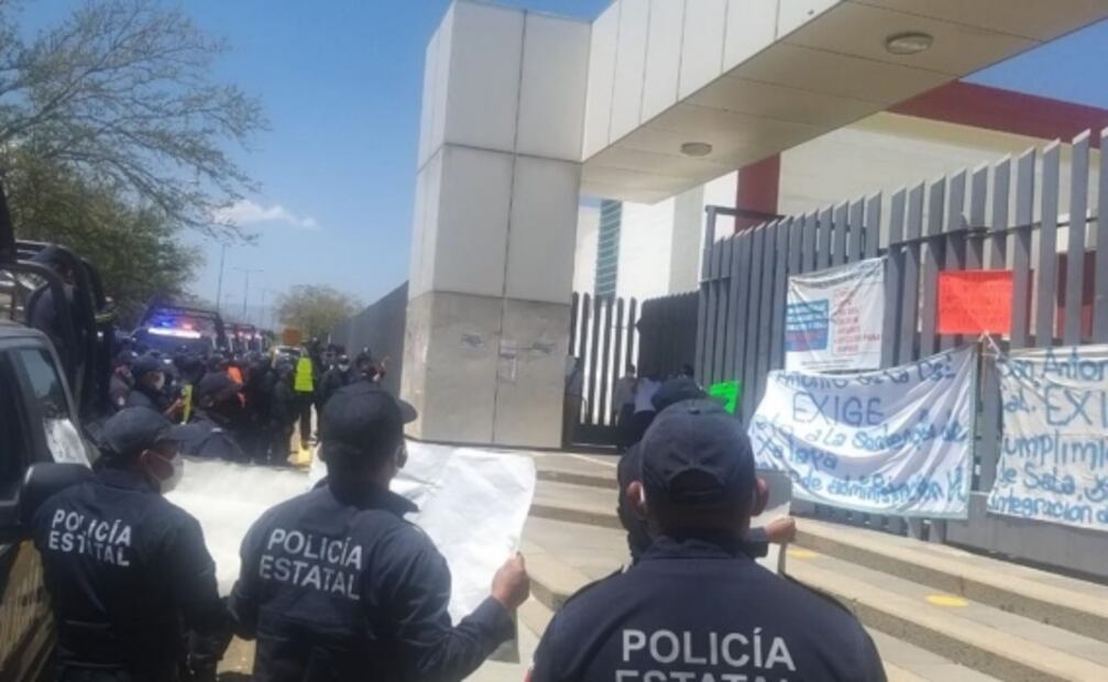 Con protesta, policías estatales exigen aumento salarial del 100% en Oaxaca