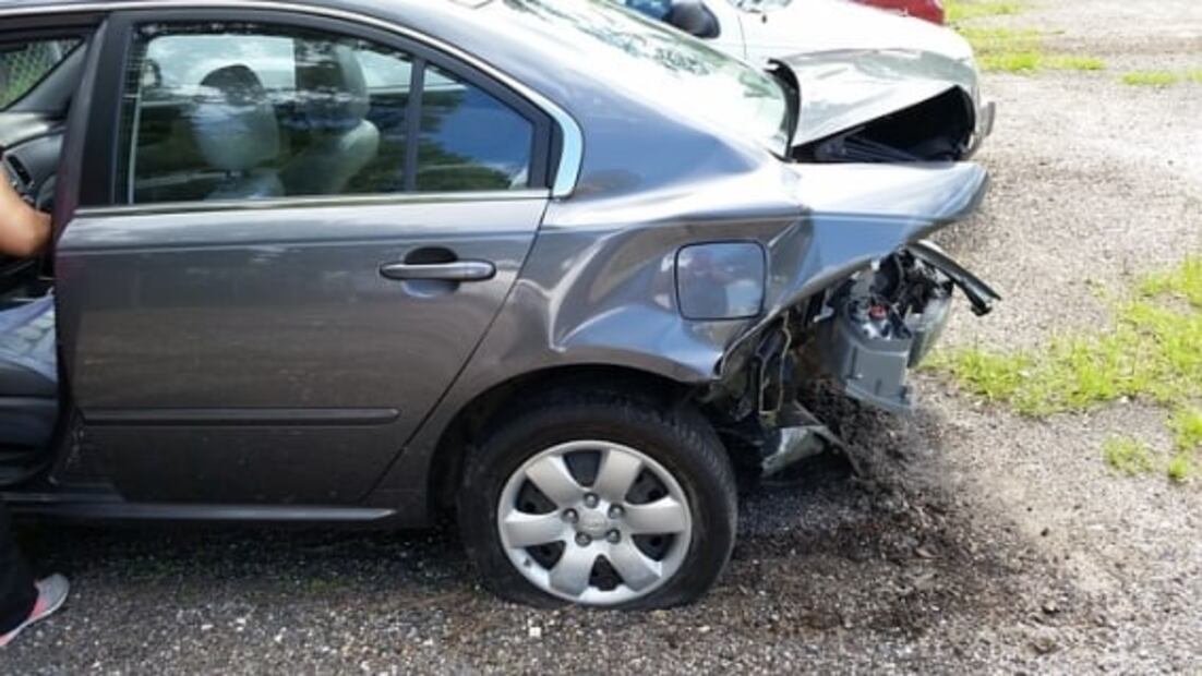 ¿Qué puedes hacer si chocas con un auto que no tiene seguro?
