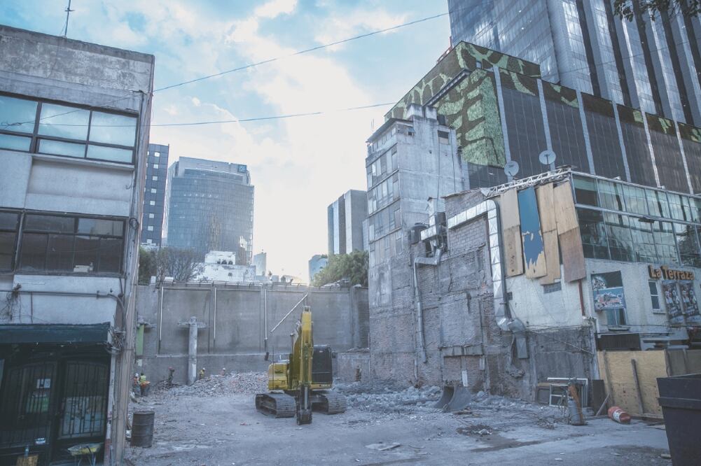 De acuerdo con la Secretaría de Obras y Servicios (Sobse), los trabajos de demolición en Génova 33 concluyeron y se encuentran en la remoción de escombros, por lo que en los próximos días podría abrirse la calle a la circulación. (CRISTOPHER ROGEL. EL UN)