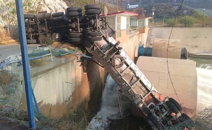 Vuelca pipa en presa de Jalapa del Marqués, Oaxaca; se desconoce si transportaba algún tipo de combustible