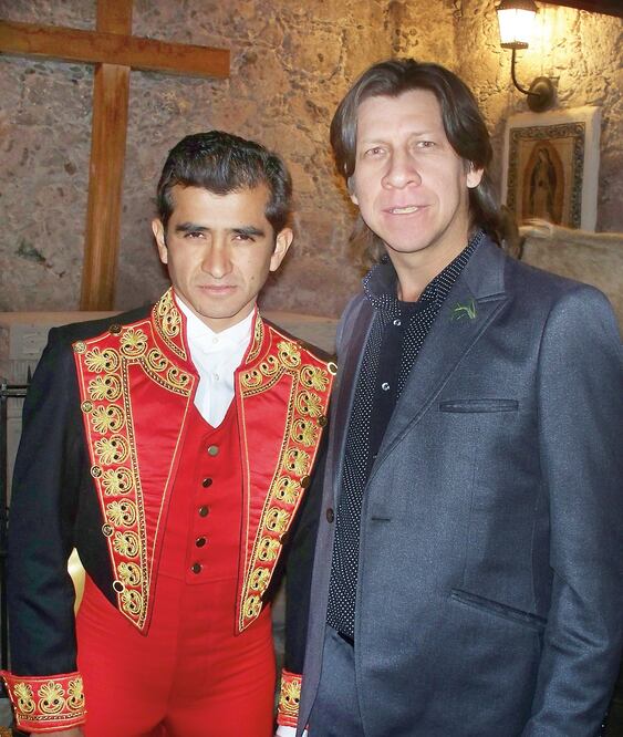 Entre sus confecciones especiales está un traje de insurgente que hizo para Joselito Adame (FACEBOOK CÉSAR GUTIÉRREZ)