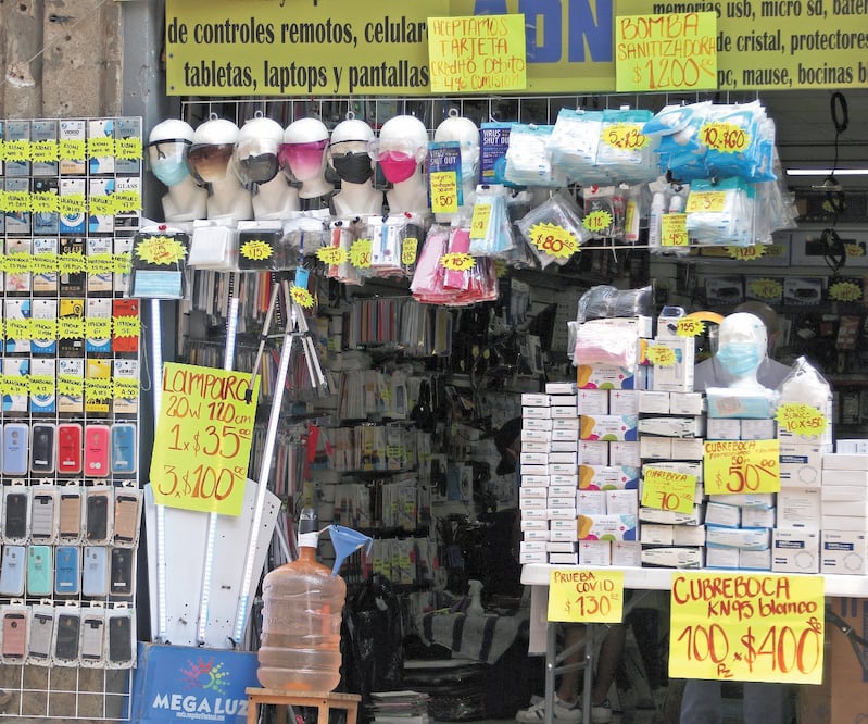 En calles como 5 de Febrero y República de El Salvador los vendedores ambulantes ofrecen las supuestas pruebas de detección de Covid a precios que van de los 130 a los 250 pesos. Foto: CARLOS MEJÍA. EL UNIVERSAL