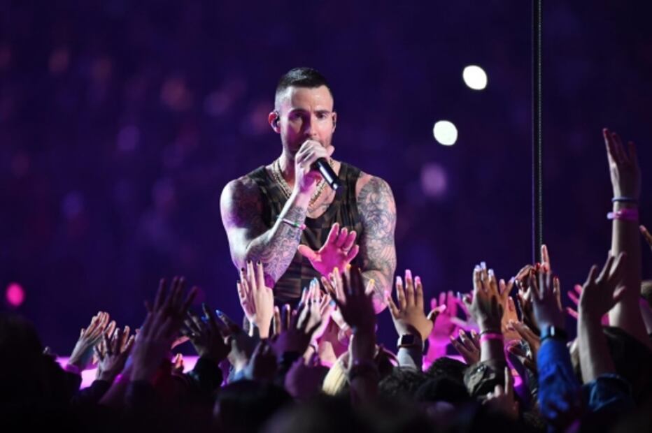 Las fotos de Adam Levine en el Super Bowl que encendieron las redes