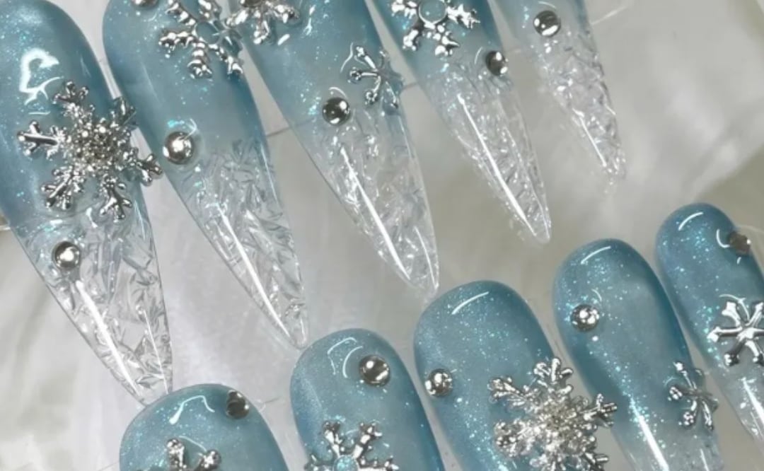 Así puedes llevar unas "frozen nails" con estos diseños de copos de nieve. Foto: Etsy