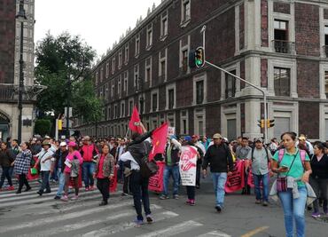 Manifestantes con dirección al Zócalo complican vialidad en el Centro